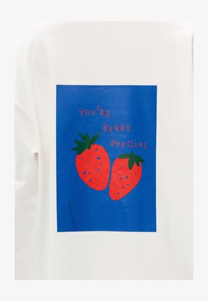 Weißes Hemd mit einer blauen quadratischen Grafik, die zwei rote Erdbeeren und den Text "YOU'RE BERRY SPECIAL" in Rot zeigt. Weiche Stoffstruktur.