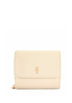 Beżowy portfel ze skóry o fakturowanym wykończeniu, z logo w kolorze złotym oraz zamkiem błyskawicznym z boku. Kompaktowy, prostokątny kształt.