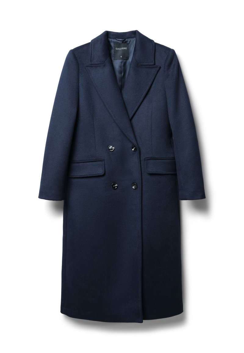 Cappotto in misto lana blu navy con design doppiopetto, rever a punta, due tasche frontali e bottoni neri. Silhouette piatta e strutturata.