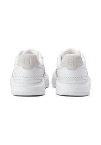 Weiße Sneakers mit einem Obermaterial aus glattem Leder, Wildlederelementen an der Ferse und einer strukturierten Gummisohle. Mit geprägt Logo auf der Rückseite.