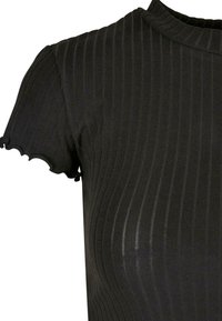 T-shirt noir à manches courtes avec des bords en dents de scie. Fabriqué en tissu extensible, il a une coupe ajustée et un col montant.