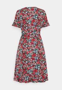 Blumenkleid mit kurzen Ärmeln in Schwarz mit roten, rosa und blauen Blumen. Hat eine figurbetonte Taille und einen ausgestellten Rock, der oberhalb des Knies endet.
