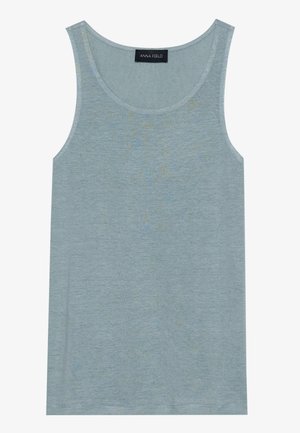 Lichtblauw tanktop gemaakt van zachte stof, met een ronde halslijn en een mouwloos ontwerp met een subtiele textuur. Geen zichtbare patronen of accenten.
