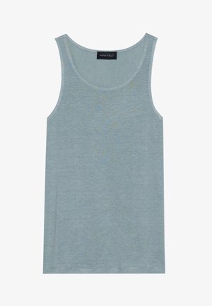 Jasnoniebieski top na ramiączkach wykonany z miękkiego materiału, z okrągłym dekoltem i bezrękawową konstrukcją, z delikatną teksturą. Brak widocznych wzorów lub akcentów.