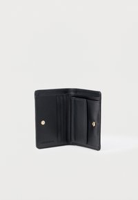 Μαύρο δερμάτινο πορτοφόλι με πολλές θήκες για κάρτες, θήκη για κέρματα και κλείσιμο με κουμπί. Διαθέτει διακριτικό λογότυπο και ομαλή υφή.