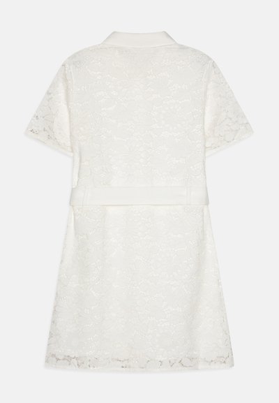 Robe en dentelle blanche avec un motif floral, des manches courtes et un col. Comprend une ceinture en tissu pour une silhouette supplémentaire.