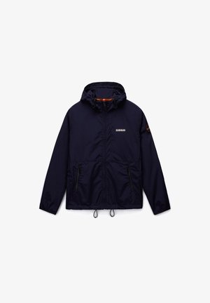 Marineblå windbreakerjakke med hætte, justerbare snore og to lommer med lynlås. Har kontrasterende orange detaljer og logo på brystet.
