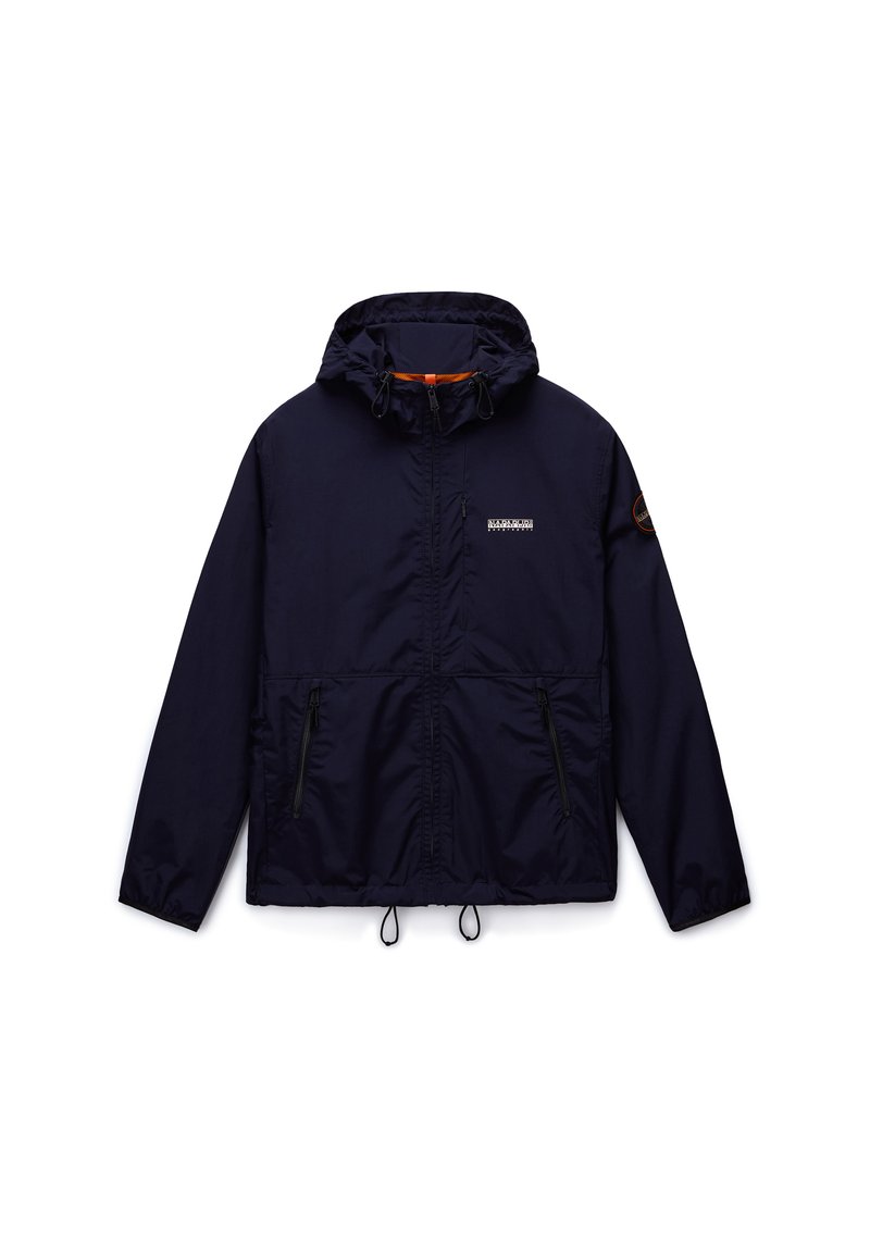Ναυτικό μπλε αδιάβροχο μπουφάν με κουκούλα, ρυθμιζόμενα κορδόνια και δύο τσέπες με φερμουάρ. Διαθέτει αντίθετες πορτοκαλί λεπτομέρειες και λογότυπο στο στήθος.