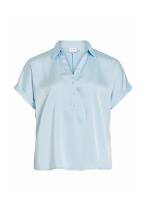 Hellblaue, kurzärmelige Bluse aus glattem, weichem Stoff. Sie verfügt über einen Kragen und eine Blende mit drei Knöpfen sowie hochgekrempelte Manschetten. Lässiges Design.