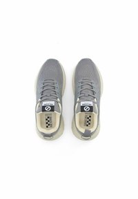 Chaussures de sport grises avec une tige texturée, un bout rond et une semelle légère. Présente des lacets, un col rembourré et une étiquette de marque sur la languette.