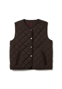 Gilet imbottito marrone con collo rotondo, bottoni a pressione, due tasche laterali e un tessuto testurizzato. Presenta un'etichetta rossa e nera all'interno.