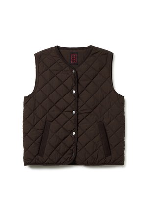 Gilet imbottito marrone con collo rotondo, bottoni a pressione, due tasche laterali e un tessuto testurizzato. Presenta un'etichetta rossa e nera all'interno.