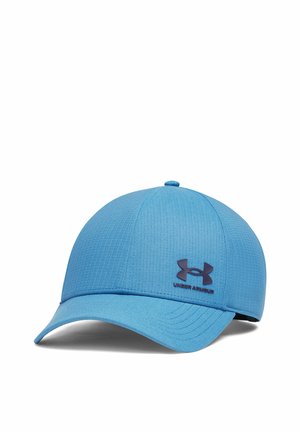 Lichtblauwe Under Armour honkbalpet met gebogen klep en stoftextuur, met een donker logo op het voorste middenpaneel.