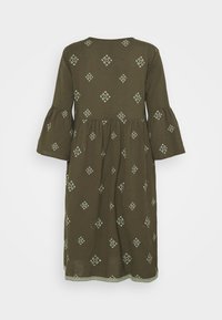 Robe vert olive avec des manches évasées, présentant un motif en diamant complexe en vert clair et un ourlet festonné. Texture de tissu douce.