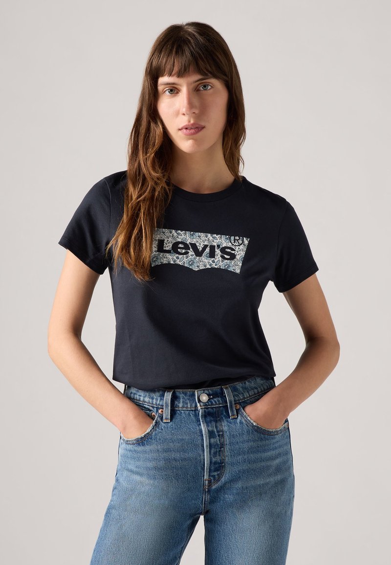 T-shirt en coton bleu marine à manches courtes et col rond. Présente un logo graphique Levi's dans un motif contrastant.