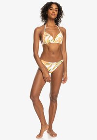 Bikini súprava s trojuholníkovým vrchom a nízkym spodkom. Materiál je hladký s kvetinovým vzorom v žltej, zelenej a oranžovej farbe.