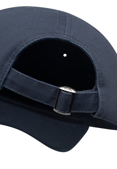 Dunkelblaues Baseballcap mit verstellbarem Stoffriemen und Metallverschluss, Rückansicht.