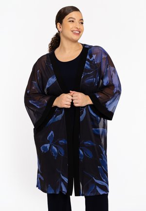 Doorzichtige zwarte kimono-stijl cover-up met blauwe bloemenpatronen, contrasterende zwarte afwerking, brede mouwen en een open voorkant.