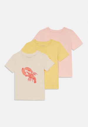 Trois t-shirts pour enfants à manches courtes en rose, jaune et beige avec un motif homard rouge sur le t-shirt beige.
