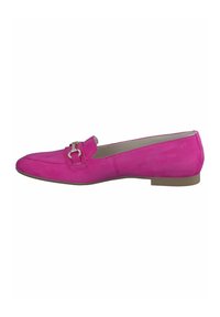 Roze suède platte schoen met een afgeronde neus en een decoratieve metalen gesp detail op de wreef. Bevat een lage hak en een gladde binnenvoering.
