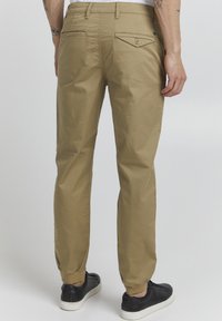 Solid SDBISHOP REGULAR FIT - Chinos - sand
