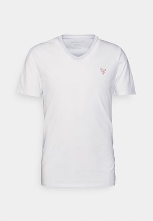 Maglietta bianca in cotone con scollo a V, maniche corte e un piccolo logo triangolare rosso sul petto a sinistra. Tessuto liscio, design casual.