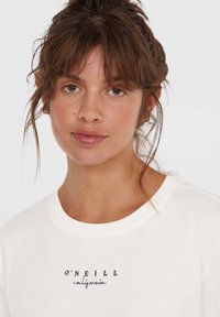 Weißes Baumwoll-T-Shirt mit schwarzen Front-Logo-Druck. Glatte Textur, Rundhalsausschnitt, kurze Ärmel. Schlichtes Design ohne Verzierungen.