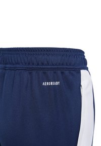 Marineblå treningsshorts med elastisk midje, med en hvit sidepanel og "AEROREADY" logo på baksiden. Glatt tekstur.