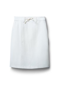 Jupe en lin blanc avec une taille mi-haute, fermeture à cordon de serrage et deux plis sur le devant. Présente un ourlet droit et une texture lisse.