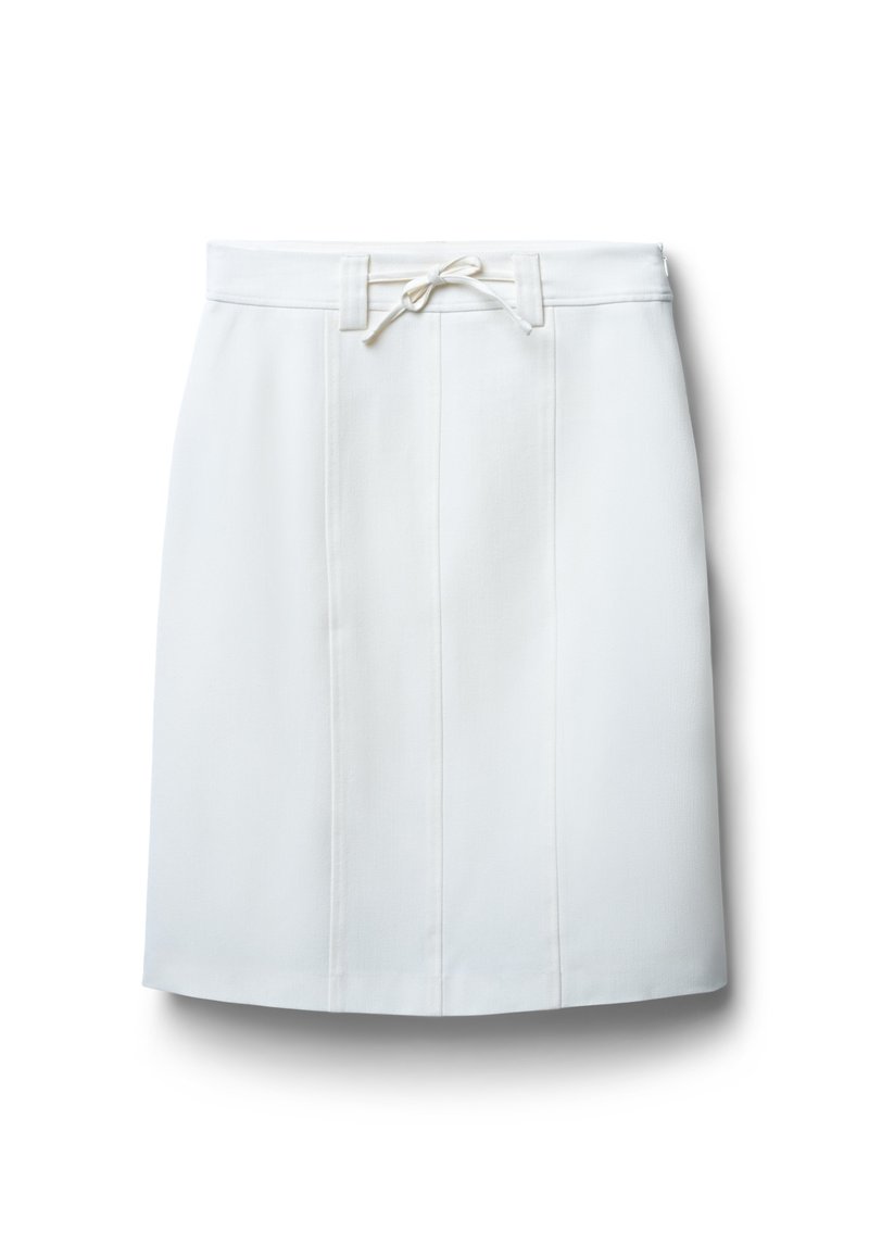 Jupe en lin blanc avec une taille mi-haute, fermeture à cordon de serrage et deux plis sur le devant. Présente un ourlet droit et une texture lisse.