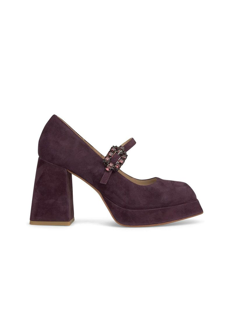Escarpin en suédine violet avec un talon épais, orteil arrondi et une belle sangle décorative à boucle à l'avant.