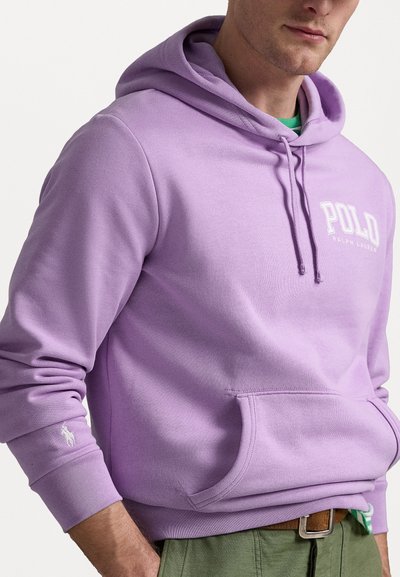 Ljubičasta pamučna dukserica s kenguruh žepom i kapuljačom na vezanje. Sadrži "POLO" logo u bijeloj boji na prsima i mali izvezeni konj na rukavu.