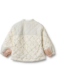 Quiltet jakke med et blomsterdesign i pastelfarver, cremefarvet base, ribbet tekstur på den øverste ryg og kontrastfarvede mønstrede ærmer.