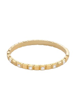 Złota bransoletka z kwadratowymi ogniwami, każde z małym, przezroczystym kamieniem szlachetnym, ułożona w naprzemienny wzór.