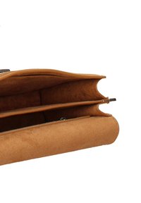 Clutch in suede marrone con una texture liscia, dotato di due scomparti e una singola barra metallica per la chiusura. Design minimalista.