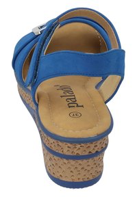 Blaue Wildleder-Plateausandalen mit einer strukturierten Korksohle, ausgestattet mit einem breiten Riemen oben und einer verstellbaren silbernen Schnalle.