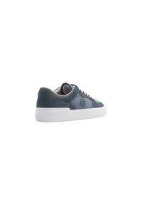 Zapatillas de ante y textil en azul oscuro con suela de goma blanca, puntera redonda, acentos en gris contrastante y logo en el lateral.