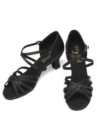 Czarne buty taneczne z niskim obcasem blokowym, z krzyżującymi się satynowymi paskami i otwartym noskiem. Miękki materiał i eleganckie wykończenie.