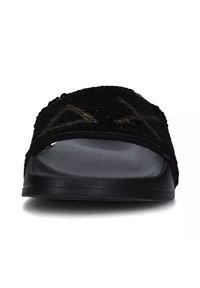 Infradito neri con design a cinturino intrecciato, suola piatta morbida e finitura opaca. Presentano una struttura semplice, con punta aperta.