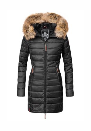 Fekete puffernadrág kabát műszőrme bélésű kapucnival, cipzáros záródással, átlósan steppelt mintázattal és barna díszítéssel ellátott oldalsó zsebekkel.