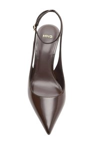Brauner Slingback-Pumps aus Lackleder mit spitz zulaufender Spitze. Verfügt über einen schmalen Knöchelriemen und Zierstiche entlang der Kanten.
