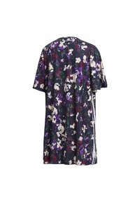 Květinové šaty s krátkým rukávem v mnoha barvách, s námořnickým pozadím, výraznými fialovými a zelenými akcenty a volným, splývavým designem.