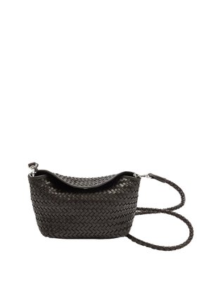 Czarna pleciona skórzana torebka na ramię z klapką i zaplecionym paskiem, przedstawiona na białym tle.