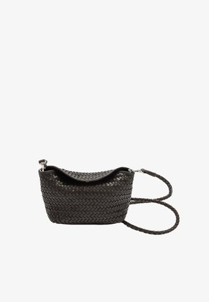 Czarna pleciona skórzana torebka na ramię z klapką i zaplecionym paskiem, przedstawiona na białym tle.