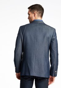 Dunkelblauer Denim-Blazer mit strukturiertem Finish; verfügt über einen Rückenschlitz und Knopfakzente an den Ärmeln. Tailored Fit und strukturierte Designs.