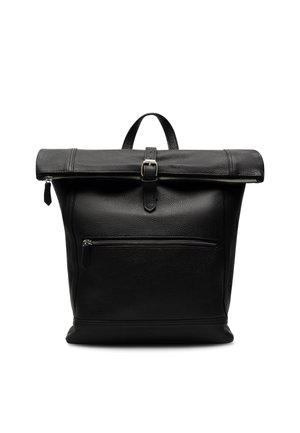 Černý kožený batoh s rolovacím uzávěrem, přední kapsou na zip, stříbrnou sponou, horním madlem a strukturovaným povrchem.