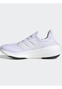 Witte atletische sneaker met een gestructureerd mesh bovendeel, een driedelige streepdesign en een chunky witte tussenzool met zwarte accentueringen op de loopzool.