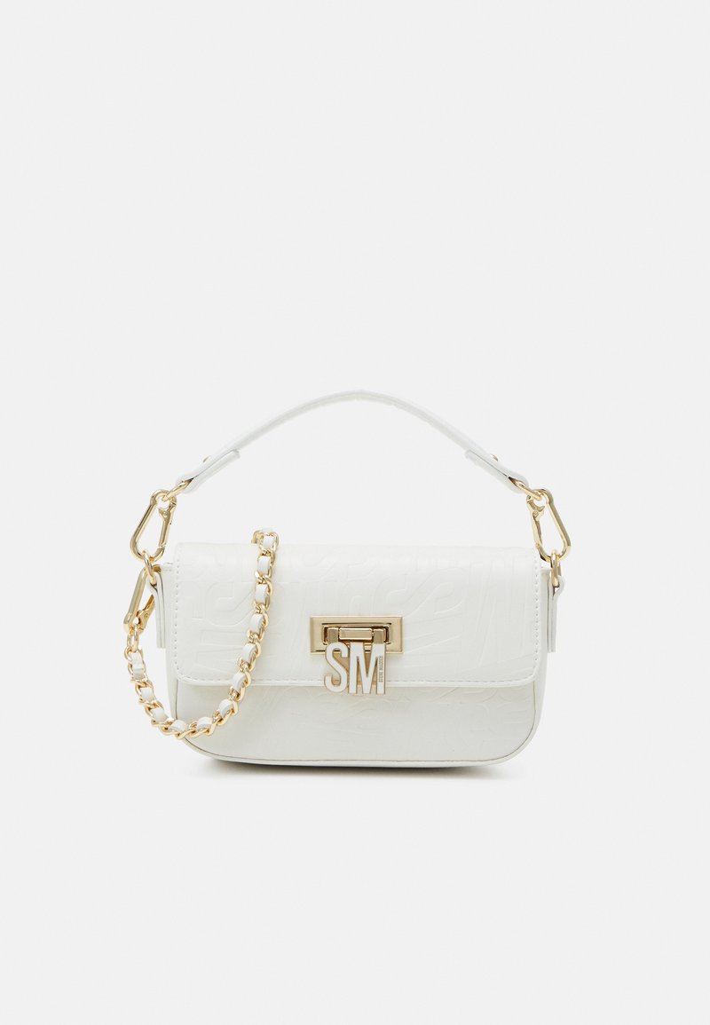 Sac à bandoulière en cuir blanc avec une chaîne dorée, une fermeture à pression dorée avec les initiales "SM" et une poignée supérieure sur un fond uni.