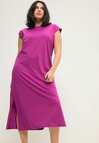 Studio Untold DÉCOLLETÉ ROND FENTE SUR LE CÔTÉ - Žerzejové šaty - magenta