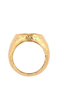 Goldring mit einer strukturierten, gehämmerten Oberfläche. Breiter Band mit runder Form, der unregelmäßige Oberflächenmuster für zusätzliche Details aufweist.